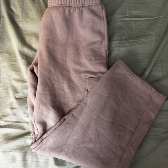 Aritzia Pants - Women’s Aritzia Baby Pink Cargo Sweatpants